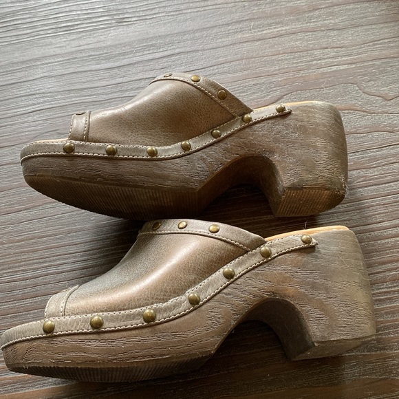 FloJo’s clogs in Bronzie gray with clunky heels. Size 7. - Picture 5 of 8